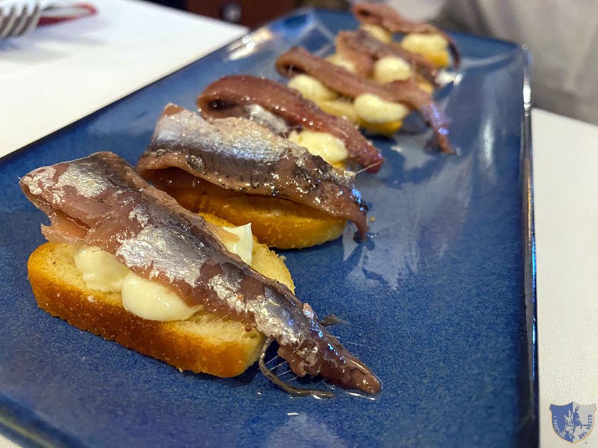 Crostini con burro e alici di Cetara