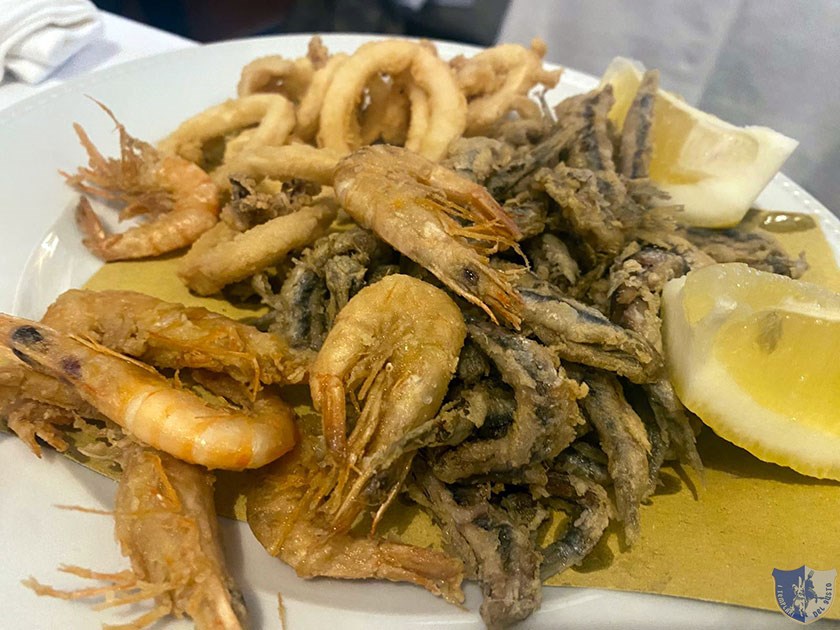 Fritturina di gamberetti calamari e alici