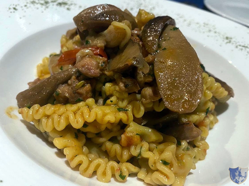 Tripoline alla Cusanese con porcini salsiccia fresca e pomodorini