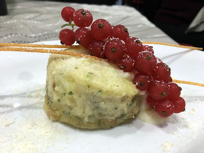 Tortino di patate con funghi porcini su fonduta di formaggi