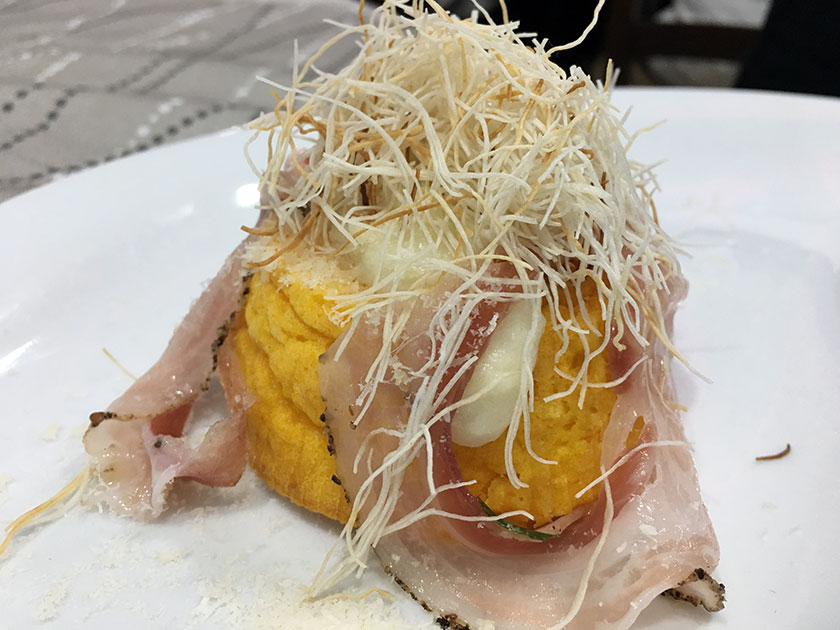 Spugna sifonata con zucca e carote su fonduta di provola affumicata pancetta al pepe pasta Kataifi e parmigianojpg