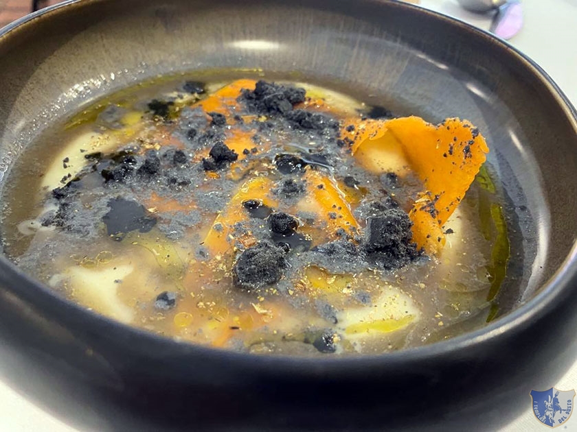 Crema di patate con brodo di funghi misti e biscotto ai carboni vegetali