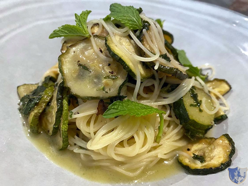 Tagliolini con zucchine alla scapece menta e polvere di porcini