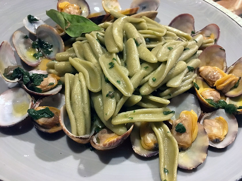 Foglie dulivo con vongole e bieta su vellutata di pomodorino giallo