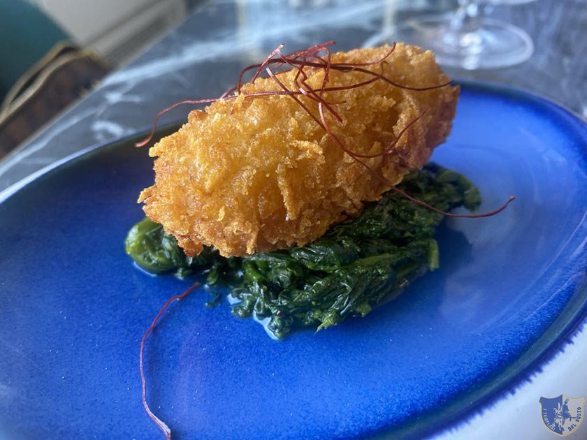 Crocchè di baccalà provola e patate panato ai cornflakes su broccoli spadellati e pistilli di piccante