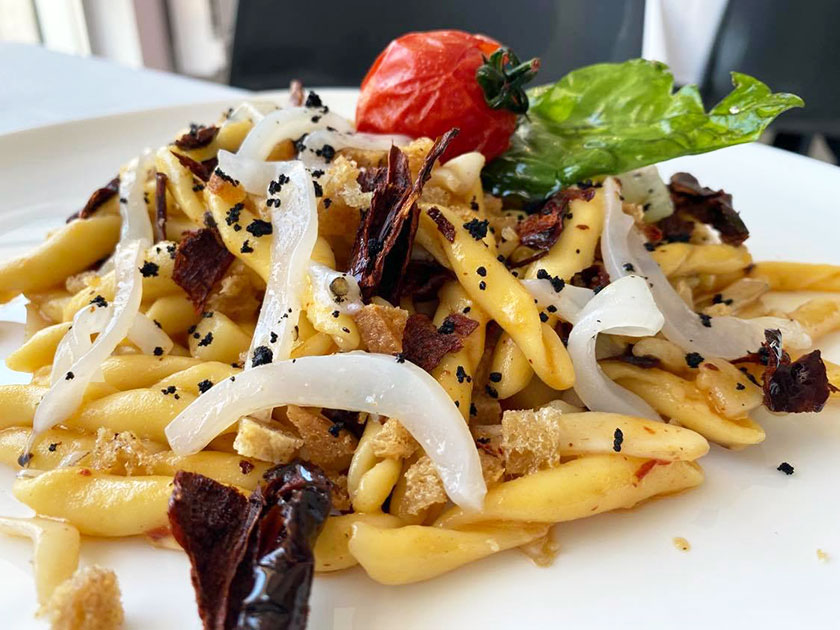 Fusilli con seppiolina scottata patate e peperoni cruschi