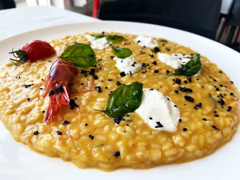 Risotto morbido con gambero rosso datterino giallo e stracciata di bufala