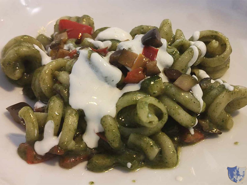 Casereccia pesto di basilico caponata e crema di ricotta