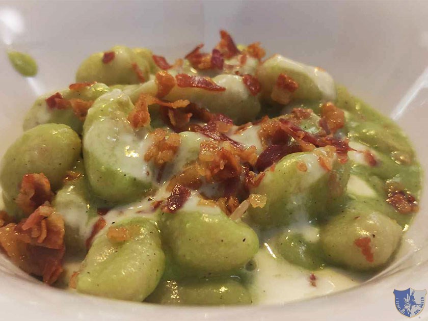 Gnocchi con piselli pancetta croccante e fonduta di pecorino