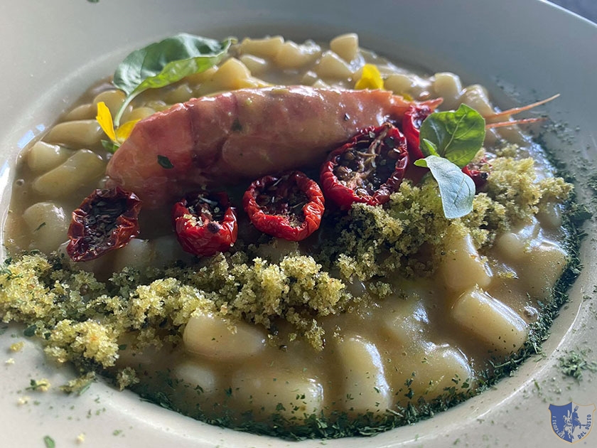 Gnocchetti con gambero rosso pesto di peperoncini verdi e basilico e pomodoro semisecco
