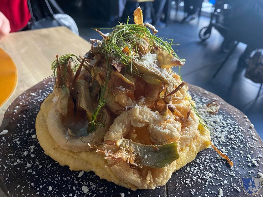 Calamaro fritto con polenta pecorino e carciofi croccanti