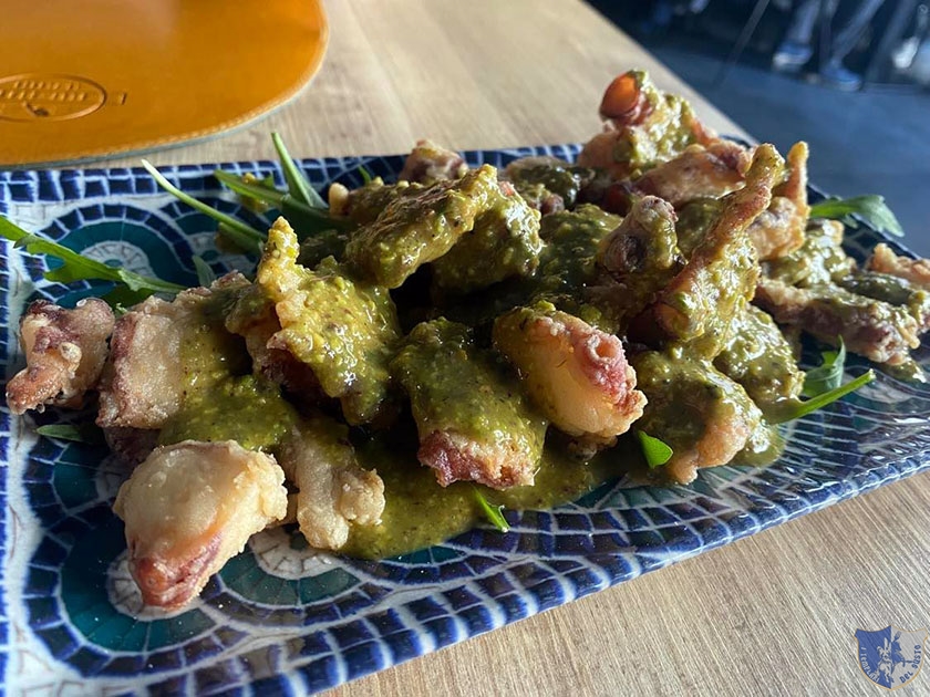 Polpo fritto patate e pesto di pistacchio