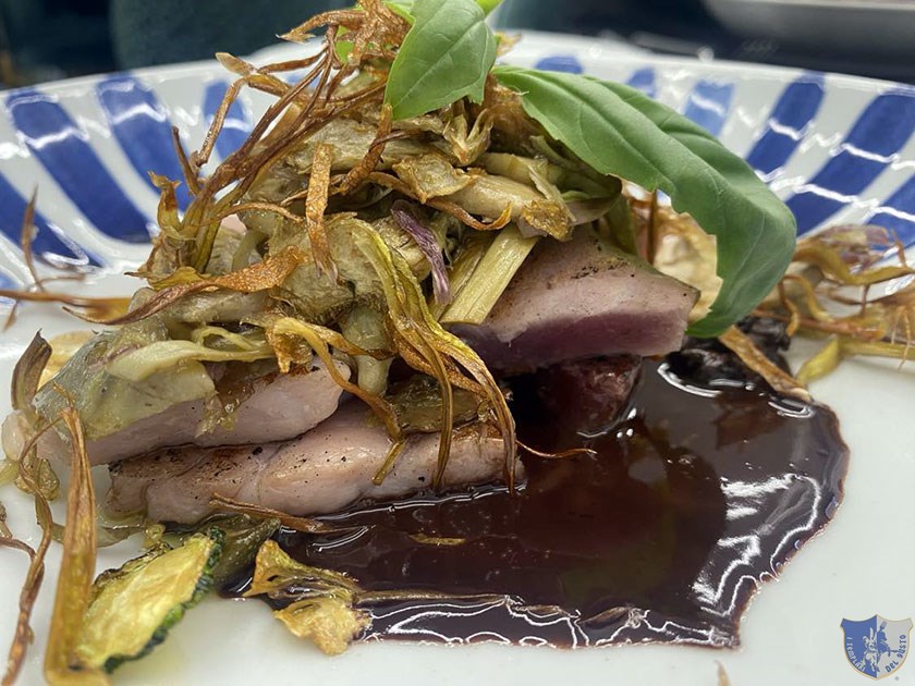 Tagliata di tonno scottato con carciofi in due consistenze e per e palumm al cioccolato