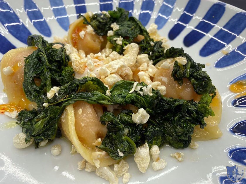 Tortelli con pappa al pomodoro al gambero rosso friarielli pop corn di cotica e salsa Thai