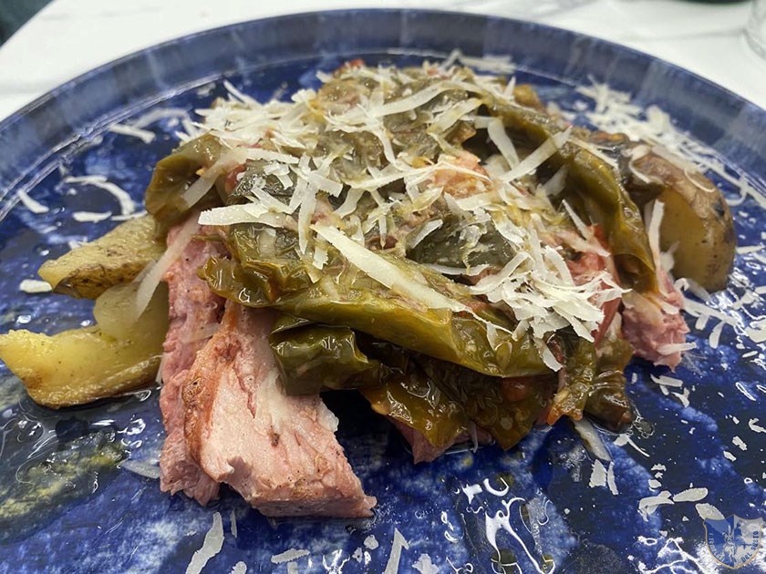 Tagliata di tonno scottato con peperoncini verdi patate e scaglie di grana