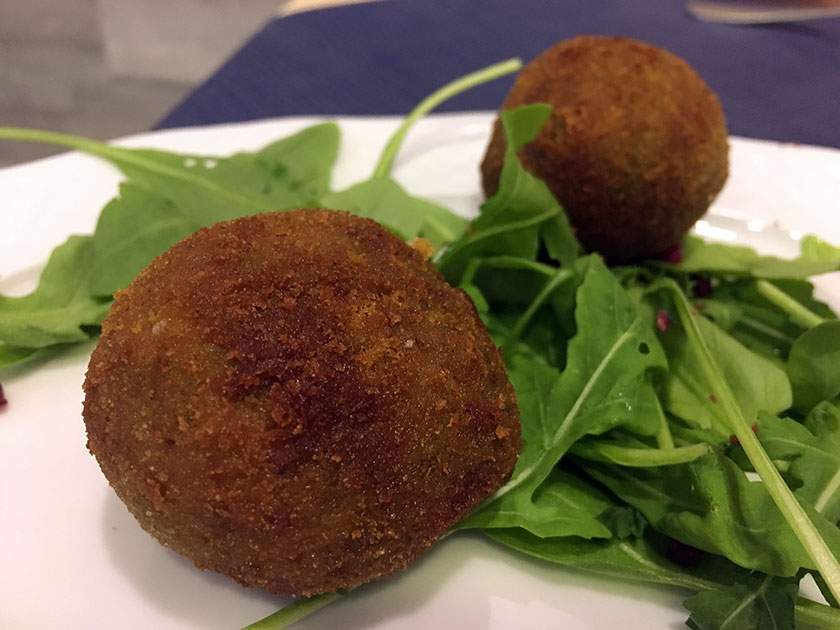 Arancino pesto, provola e calamari