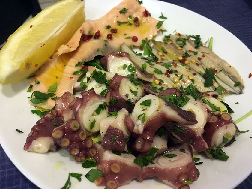 Insalata di polpo, alici e salmone marinati