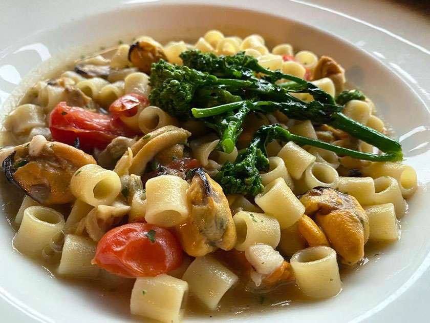 Tubetti con misto mare cime di friarielli e datterino