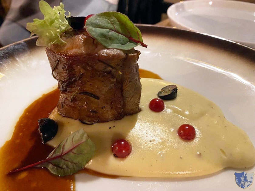 Filetto di maialino con cremoso di patate e frutti di bosco