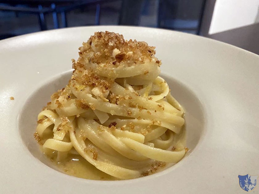 Linguine con acciughe del Cantabrico con pane limone e nocciole