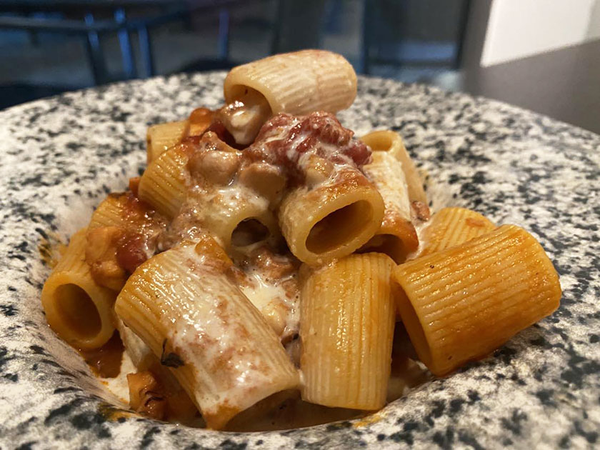 Mezze maniche rigate con ragù di polpo e spuma di provola