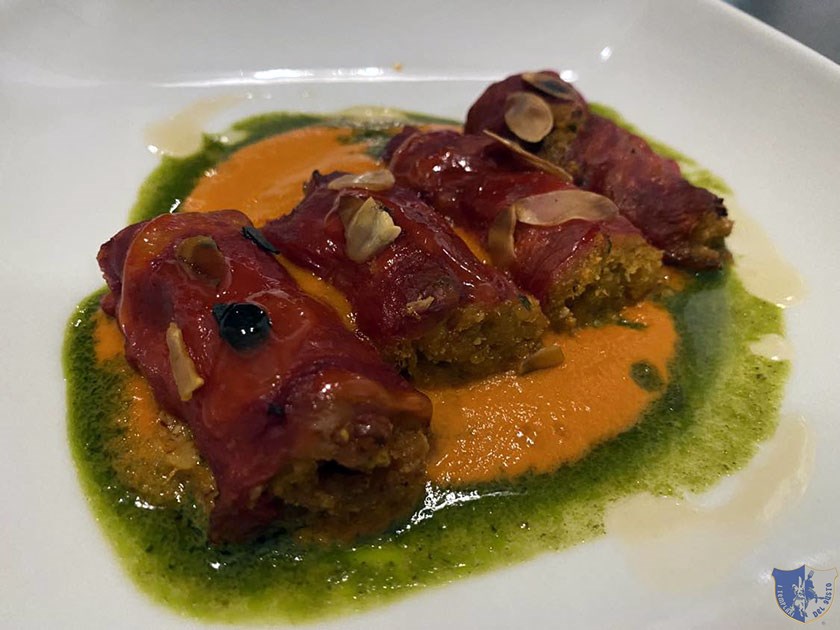 Peperone mbuttunato con pane olive capperi mandorle pomodorini e basilico