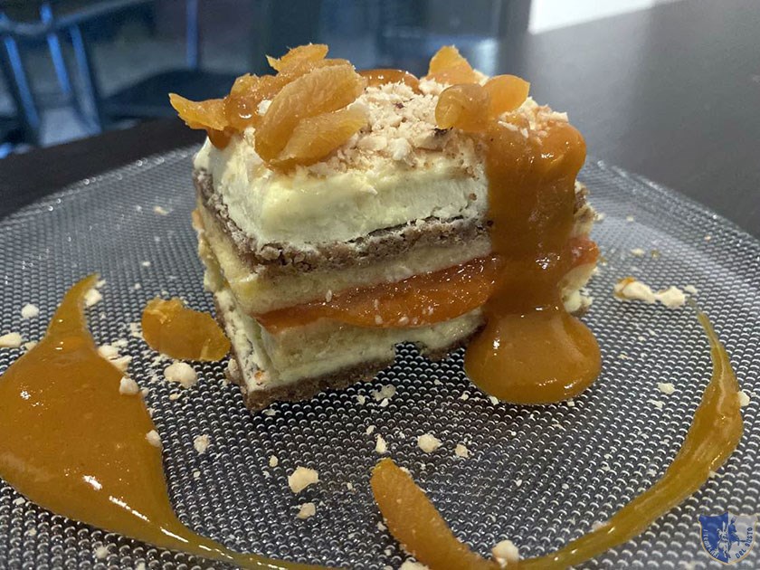 Tortina con confettura di albicocche e crema alla vaniglia