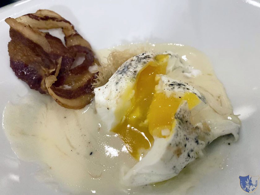 Uovo pochè nido Kataifi salsa al parmigiano e pancetta croccante Dettaglio