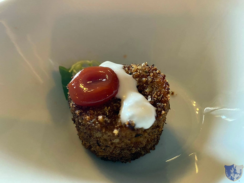 Polpettina di melanzane con ketchup di pomodorino del piennolo e yogurt acido