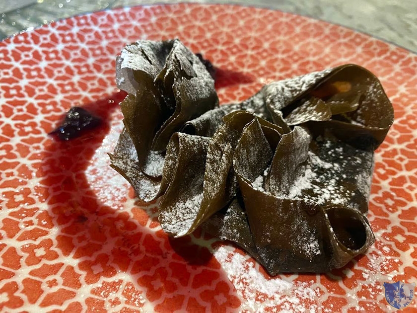 Pasta fillo al cacao con pere cioccolato e aglianico