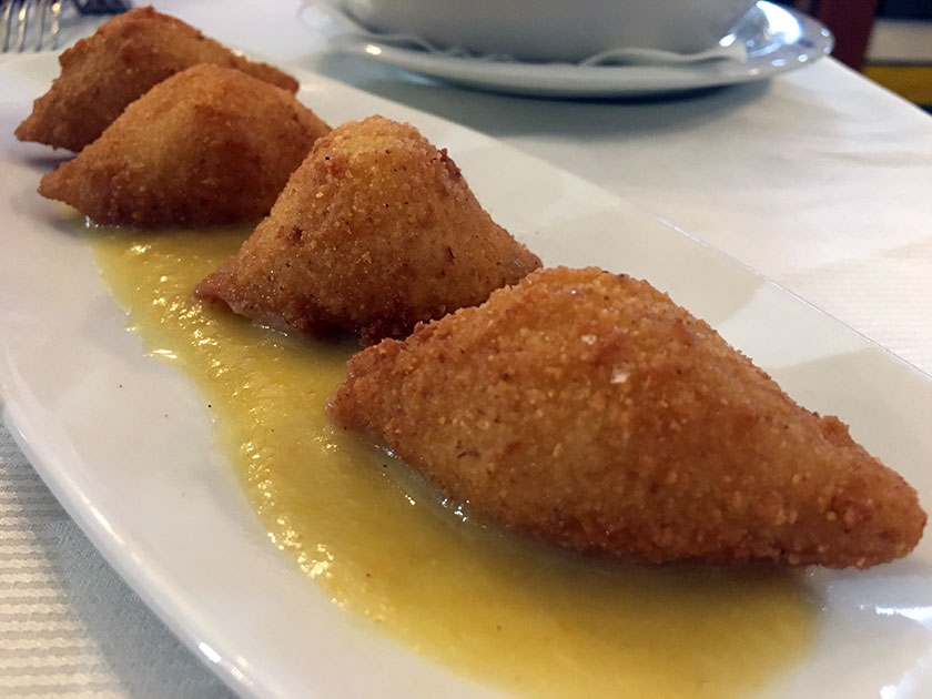 Conchiglioni di pasta fritti ripieni di besciamella e gamberetti