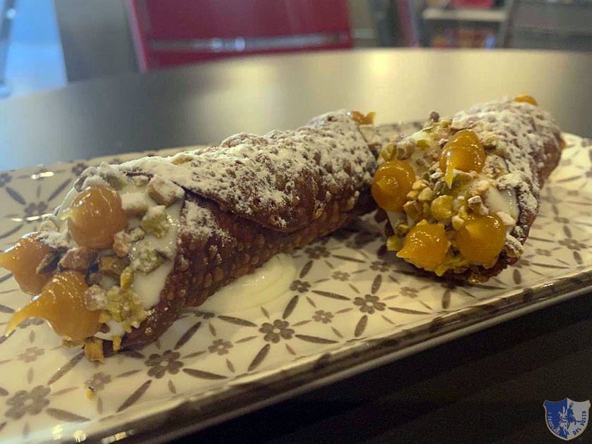 Cannoli di ricotta di Carmasciano pistacchio e arancia amara