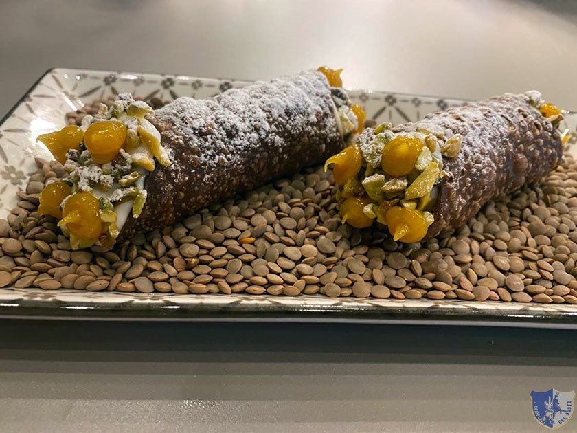 Cannoli di ricotta di Carmasciano pistacchio e arancia amara