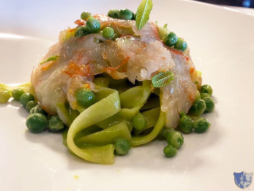 Le Tagliatelle con piselli crema di piselli menta e battuto di gambero viola marinato