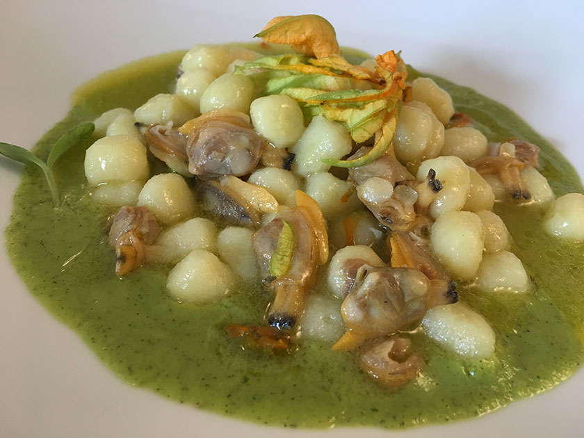 Gnocchi al soutè di vongole veraci zucchine e i loro fiori