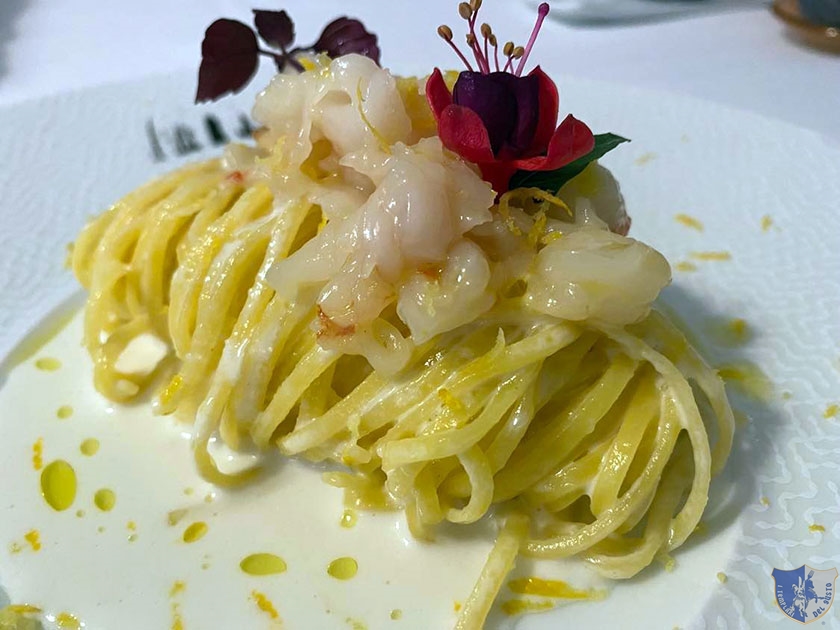 Tagliolini cacio e pepe con battuto di gambero rosso di Policastro e zest di limone della Costiera