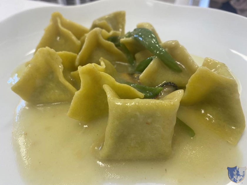 Ravioli ripieni con peperoncini verdi e cozze