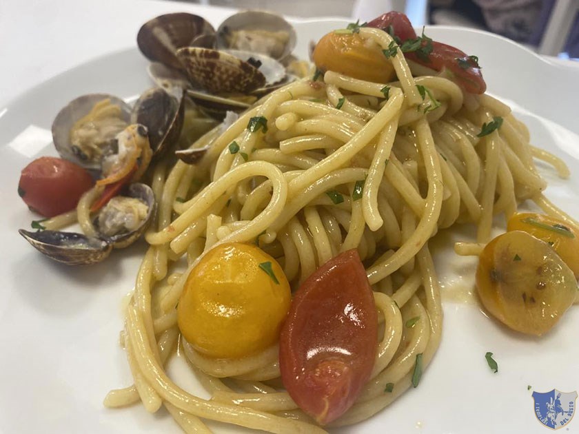 Spaghettoni alle vongole con pomodorini gialli e rossi