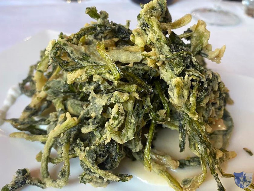 Cicoria fritta con stacciatella e vellutata di ceci