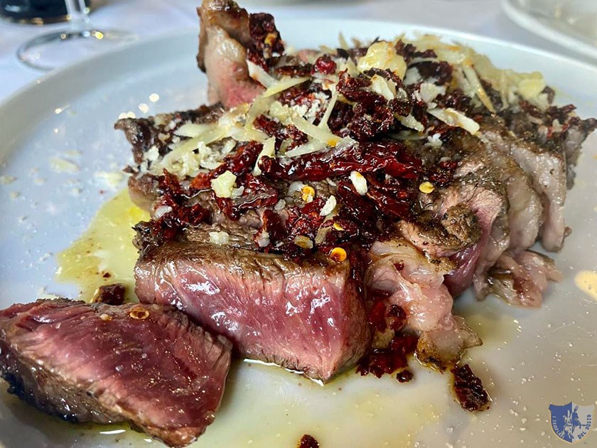 Tagliata di rib eye con caciocavallo e peperone crusco