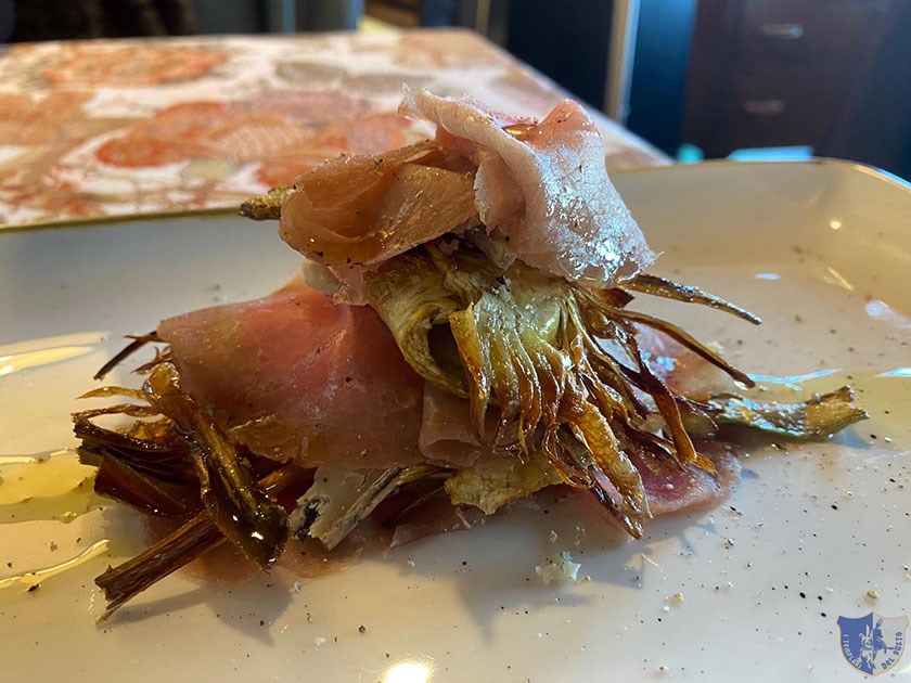 Millefoglie con carne di vitello essiccata chips di carciofi e formaggio erborinato di bufala