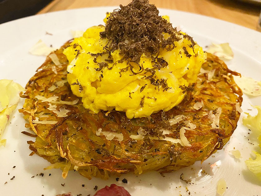 Rosti di patate uova strapazzate caciocavallo di Scanno e tartufo nero