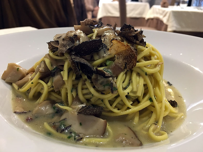 Tagliolini con porcini tartufo nero del Taburno e caciocavallo