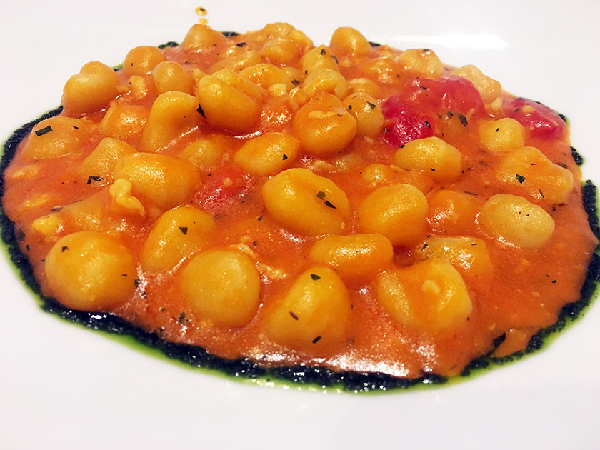 Gnocchetti con salsa rosa ai gamberetti con pomodorini zafferano e limone