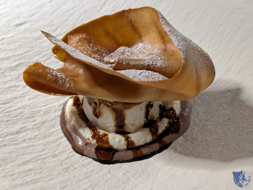 Dolce Puglia Il cremoso al cioccolato bianco e olive ricotta agli agrumi del Gragano gelato alla mandorla e cialda al miele