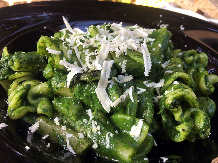 Fusilloni di Gragnano con clorofilla di broccoli guanciale e ricotta slata di Montella