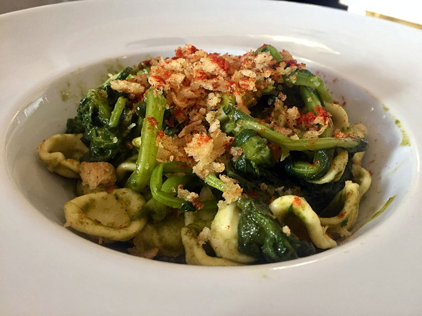 Orecchiette con cimette di rapa mollica fritta e polvere di crusco