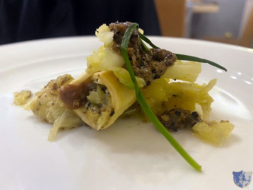 Cannolo con verza porcini e tartufo nero