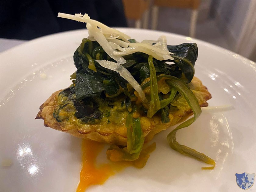 Crostatina di pasta frolla salata con ricotta e formaggio di bufala con bietole spinaci su crema di zucca