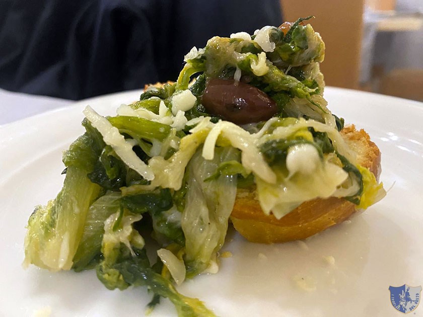 Reinterpretazione della pizza con la scarola